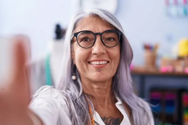 Orta Yaşlı Gri Saçlı Gülümseyen Bir Kadın Terzi Dükkanında Kendine — Stok fotoğraf