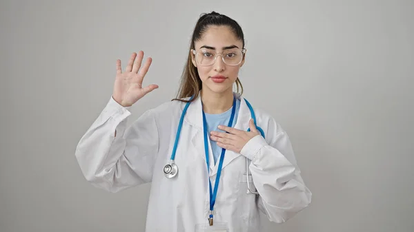 Ung Vacker Latinamerikansk Kvinna Läkare Gör Med Handen Bröstet Över — Stockfoto