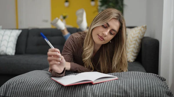 Mujer Rubia Joven Escribiendo Cuaderno Acostado Sofá Casa —  Fotos de Stock