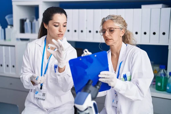 Две Женщины Учёные Таблетками Пишут Документе Лаборатории — стоковое фото