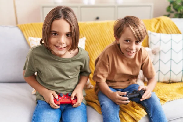 Adoráveis Meninos Jogando Videogame Sentado Sofá Casa — Fotografia de Stock