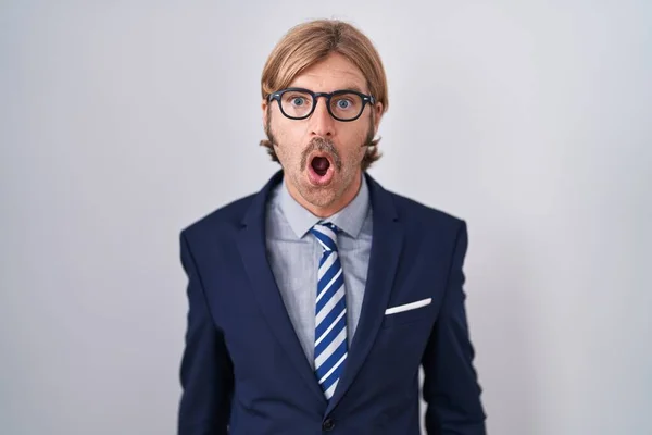 Kaukasischer Mann Mit Schnurrbart Businesskleidung Ängstlich Und Schockiert Mit Überraschung — Stockfoto
