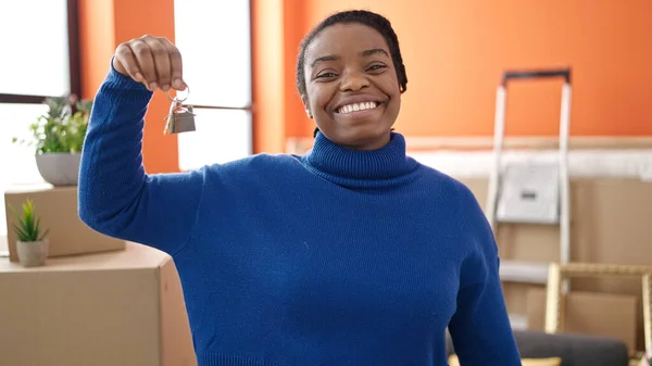 Afroamerykanka Uśmiecha Się Pewnie Trzymając Nowe Klucze Domu Nowym Domu — Zdjęcie stockowe