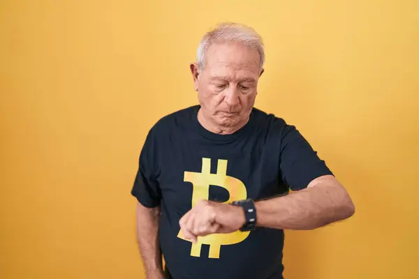Senior Man Met Grijs Haar Dragen Bitcoin Shirt Controleren Van — Stockfoto