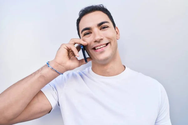 Junger Hispanischer Mann Lächelt Selbstbewusst Und Spricht Auf Dem Smartphone — Stockfoto