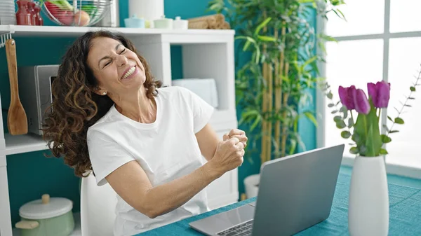 Mulher Hispânica Meia Idade Usando Laptop Sentado Mesa Com Expressão — Fotografia de Stock