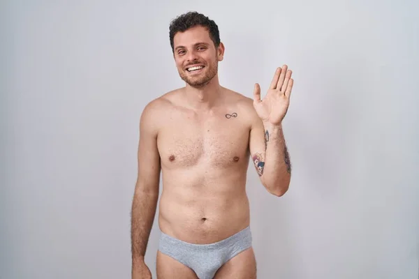 Jovem Hispânico Homem Sem Camisa Vestindo Underware Renúncia Dizendo Olá — Fotografia de Stock
