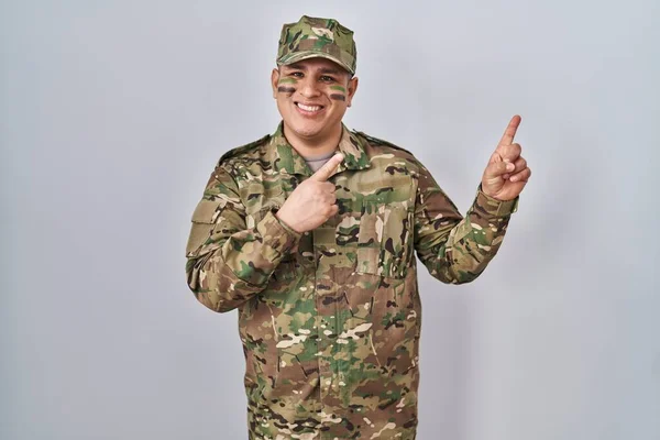 Latynoski Młodzieniec Mundurze Wojskowym Uśmiechnięty Patrzący Kamerę Dwiema Rękami Palcami — Zdjęcie stockowe