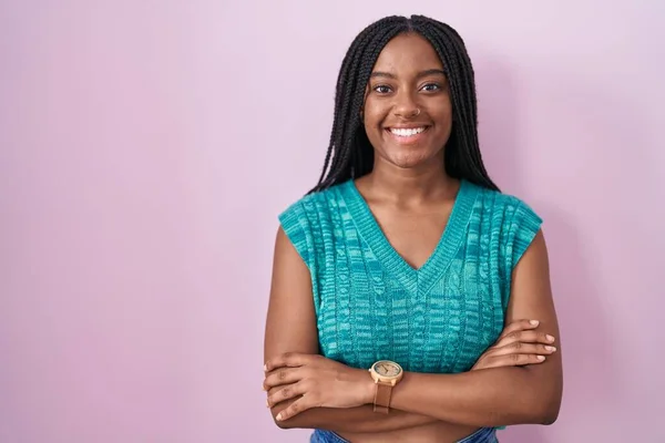 Młody Afroamerykanin Warkoczami Stojący Nad Różowym Tłem Szczęśliwa Twarz Uśmiechnięta — Zdjęcie stockowe