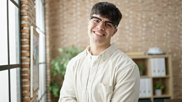 Young Hispanic Man Business Worker Smiling Confident Office — Stock Photo, Image
