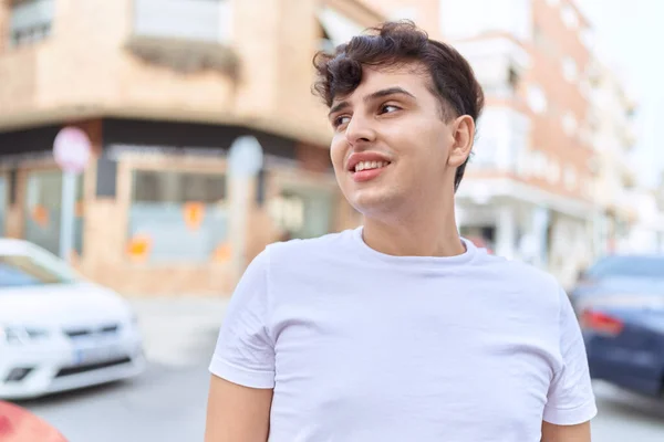 Δυαδικό Άνθρωπος Χαμογελά Σίγουροι Κοιτάζοντας Προς Την Πλευρά Στο Δρόμο — Φωτογραφία Αρχείου
