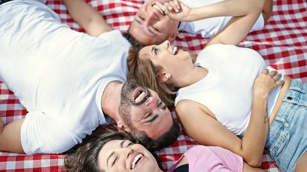 Група Людей Лежать Пікніку Ковдру Посміхається Парку — стокове фото