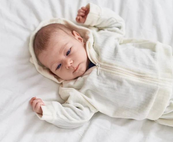 Schattige Blanke Baby Liggend Bed Met Ontspannen Uitdrukking Slaapkamer — Stockfoto