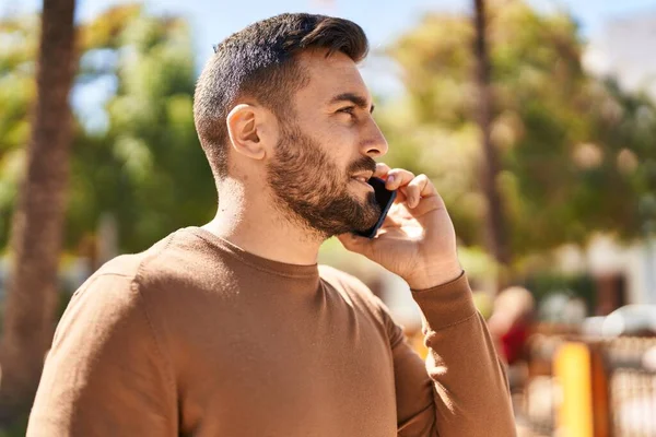 Young Hispanic Man Talking Smartphone Park — Stock Photo, Image