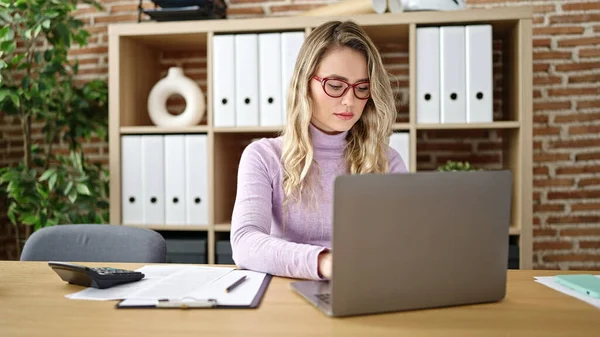 Молода Блондинка Бізнесмен Використовує Ноутбук Працює Офісі — стокове фото