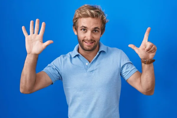Běloch Stojící Nad Modrým Pozadím Ukazující Ukazující Prsty Číslo Sedm — Stock fotografie