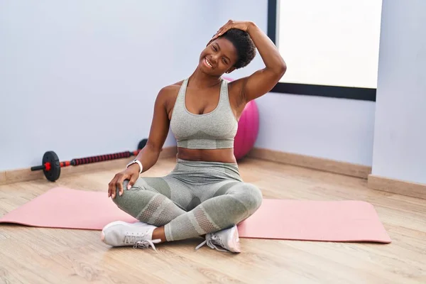 Afrikalı Amerikalı Kadın Gülümsüyor Spor Merkezinde Boynu Esneyerek — Stok fotoğraf