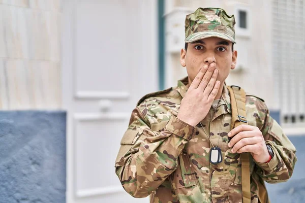 Mladý Arabský Muž Maskovací Armádní Uniformě Venku Zakrývající Ústa Rukou — Stock fotografie