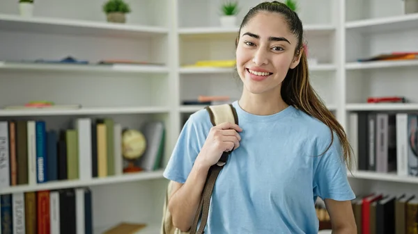 Joven Hermosa Mujer Hispana Estudiante Sonriendo Confiado Pie Biblioteca Universidad — Foto de Stock