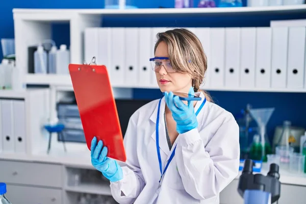 Young Woman Scientist Reading Report Talking Smartphone Laboratory — Stock Photo, Image