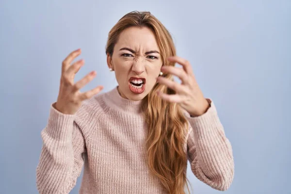 Hispanic Woman Standing Blue Background Shouting Frustrated Rage Hands Trying — Stockfoto