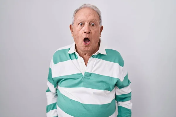 Älterer Mann Mit Grauen Haaren Steht Vor Weißem Hintergrund Schockgesicht — Stockfoto