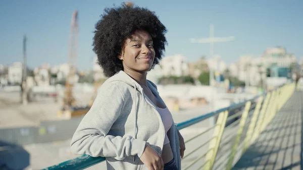 Afro Amerikaanse Vrouw Glimlachen Zelfverzekerd Leunend Balustrade Straat — Stockfoto
