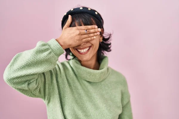 Jonge Mooie Vrouw Staat Roze Achtergrond Glimlachend Lachend Met Hand — Stockfoto