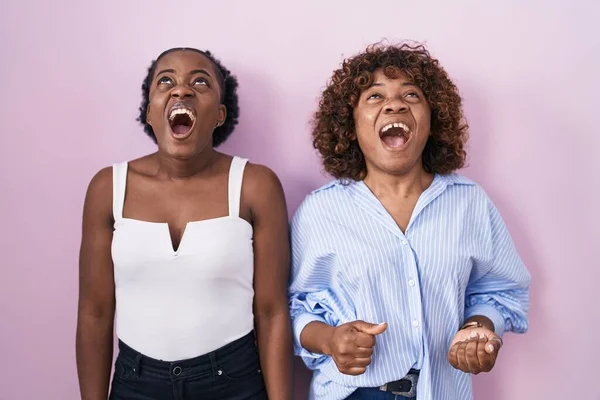 Zwei Afrikanische Frauen Die Vor Pinkfarbenem Hintergrund Stehen Sind Wütend — Stockfoto