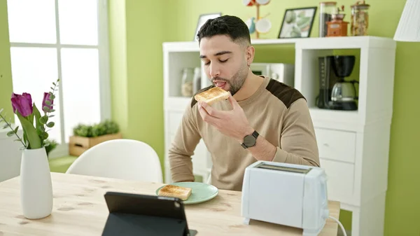 Jonge Arabier Man Ontbijten Met Behulp Van Touchpad Thuis — Stockfoto