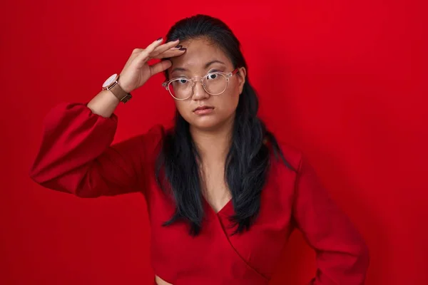 Azjatka Młoda Kobieta Stojąca Czerwonym Tle Zaniepokojona Zestresowana Problemem Ręką — Zdjęcie stockowe