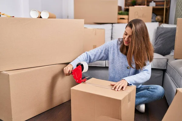 Jonge Vrouw Verpakking Kartonnen Doos Nieuw Huis — Stockfoto