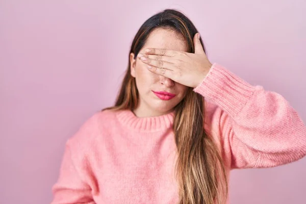 Young Hispanic Woman Standing Pink Background Covering Eyes Hand Looking — Stock Photo, Image