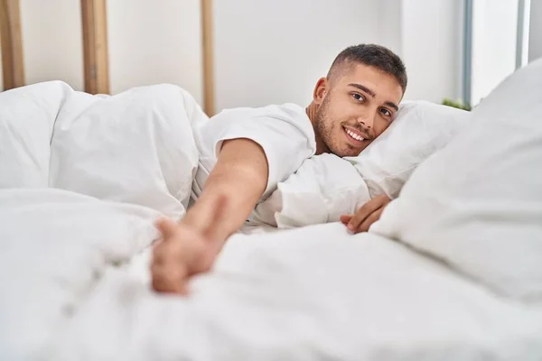 Junger Hispanischer Mann Lächelt Selbstbewusst Auf Bett Schlafzimmer Liegend — Stockfoto