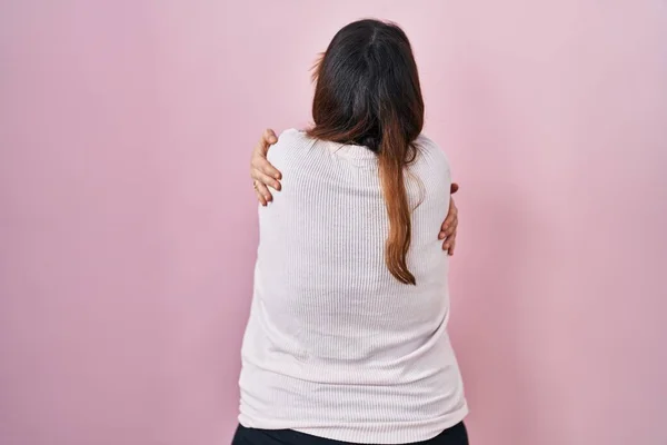 Pregnant Woman Standing Pink Background Hugging Oneself Happy Positive Backwards — Stock Photo, Image