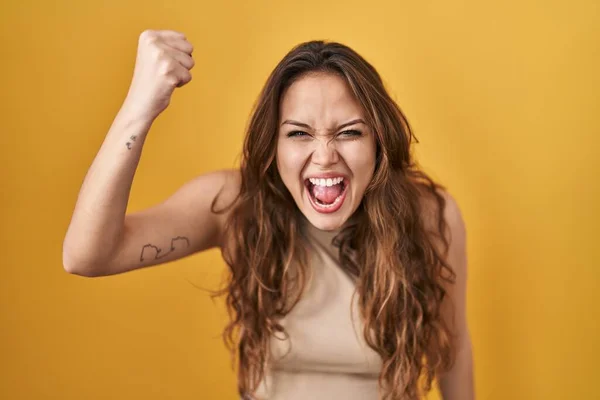 Young Hispanic Woman Standing Yellow Background Angry Mad Raising Fist — Φωτογραφία Αρχείου