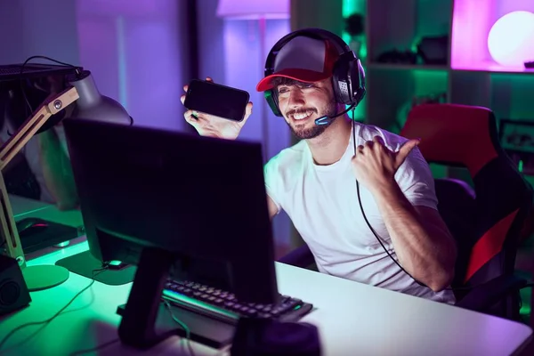 Spanisch Mann Mit Bart Spielt Videospiele Mit Smartphone Zeigt Daumen — Stockfoto