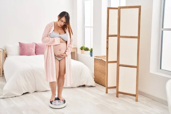 Pregnant Woman Weight Machine Depressed Worry Distress Crying Angry Afraid — Stock Photo, Image