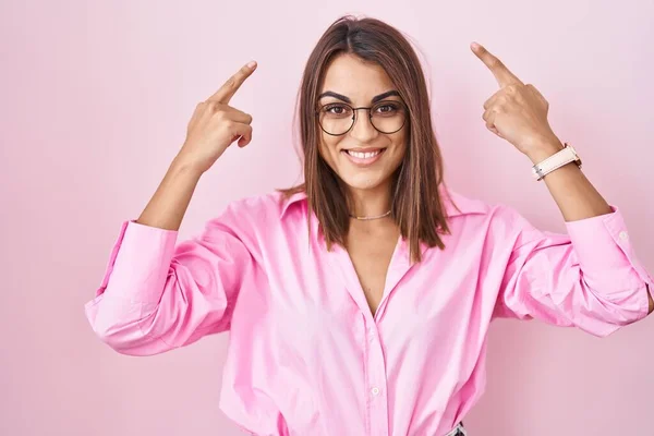 Young Hispanic Woman Wearing Glasses Standing Pink Background Smiling Pointing — Stock Photo, Image