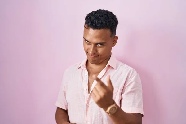 Young Hispanic Man Standing Pink Background Beckoning Come Here Gesture — Stock Photo, Image