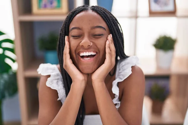 Afričanky Americká Žena Usměvavá Sebevědomě Sedí Stole Doma — Stock fotografie