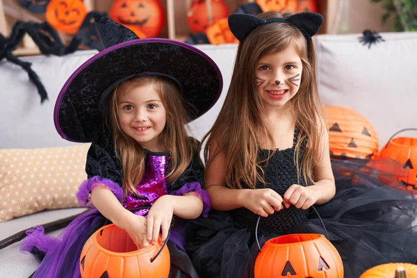 Rozkošné Dívky Halloween Party Drží Dýňový Koš Doma — Stock fotografie