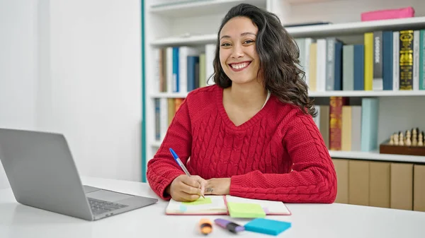 Młoda Piękna Latynoska Studentka Używająca Laptopa Pisania Notatek Uniwersytecie Bibliotece — Zdjęcie stockowe