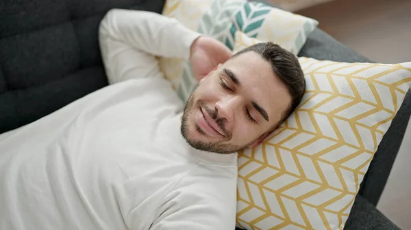 Mladý Hispánec Leží Pohovce Spí Doma — Stock fotografie