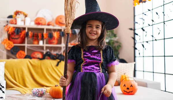Adorável Hispânico Menina Ter Halloween Festa Segurando Vassoura Casa — Fotografia de Stock