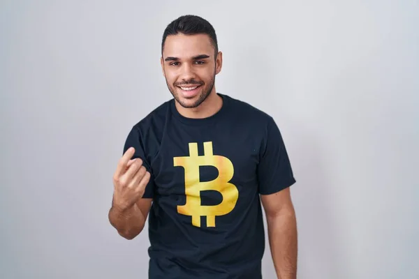Joven Hombre Hispano Vistiendo Camiseta Bitcoin Señas Vienen Aquí Gesto —  Fotos de Stock