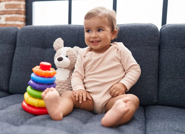 Adorable Bebé Hispano Jugando Con Aros Juego Sentado Sofá Casa — Foto de Stock