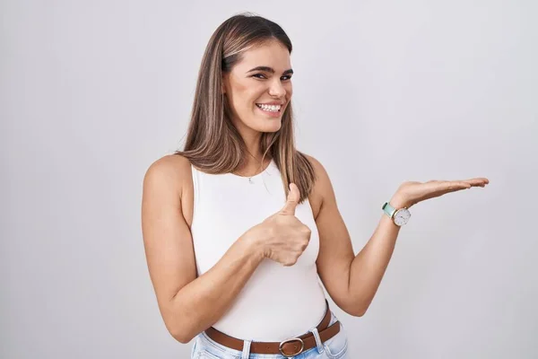 Mujer Joven Hispana Pie Sobre Fondo Blanco Mostrando Palma Mano — Foto de Stock