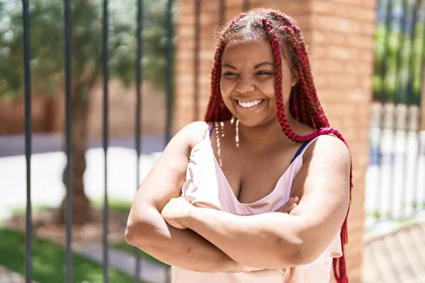 Mujer Afroamericana Sonriendo Confiada Pie Con Los Brazos Cruzados Gesto —  Fotos de Stock