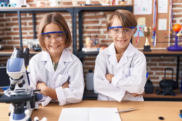 Entzückende Jungenstudenten Stehen Mit Verschränkten Armen Labor Klassenzimmer — Stockfoto